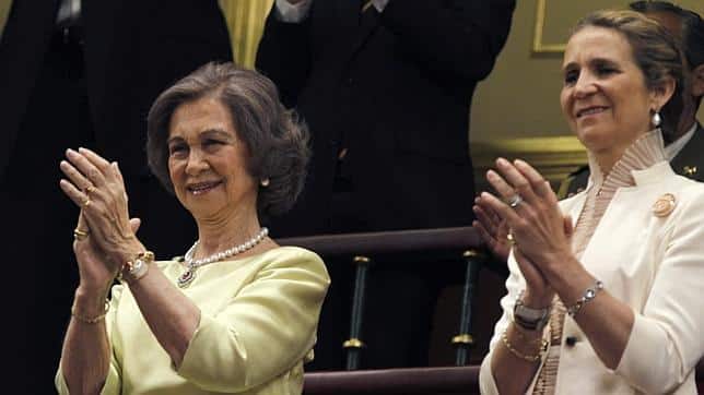 Sacrifican a doña Sofía para limpiar la imagen de la reina Letizia