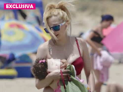 Pillamos a Michu al natural en la playa: amamantando a su hija