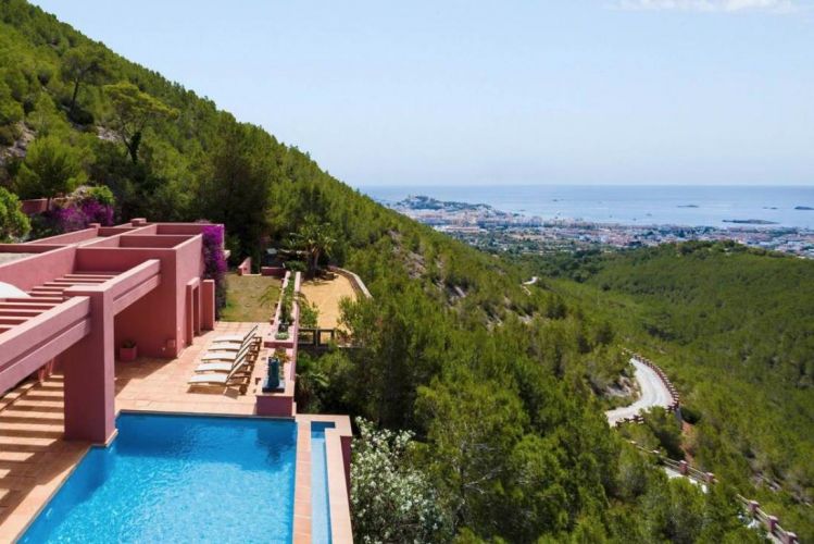 Así es la casa que Pepe Navarro vende por diez millones de euros en Ibiza