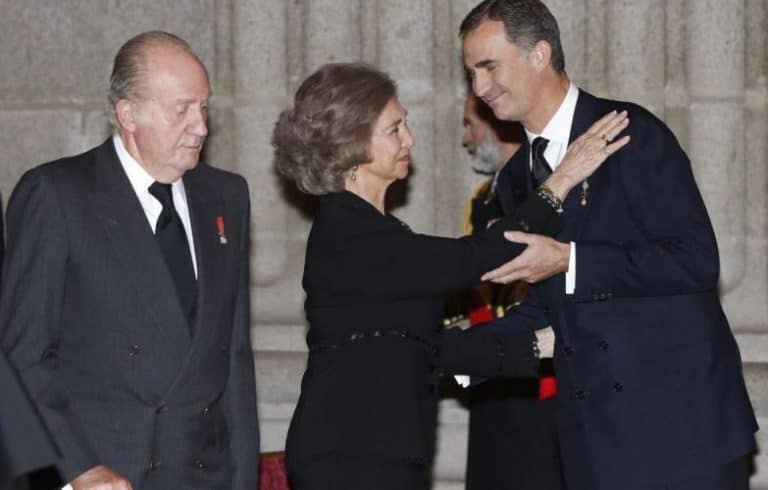 Don Felipe se vio obligado a tener novia por las presiones de don Juan Carlos y doña Sofía