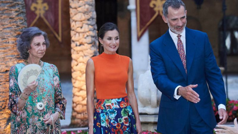 Arde Zarzuela: la brutal traición de Felipe y Letizia a la reina Sofía