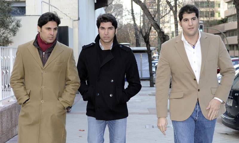 Julián Contreras paseando con sus hermanos en Madrid