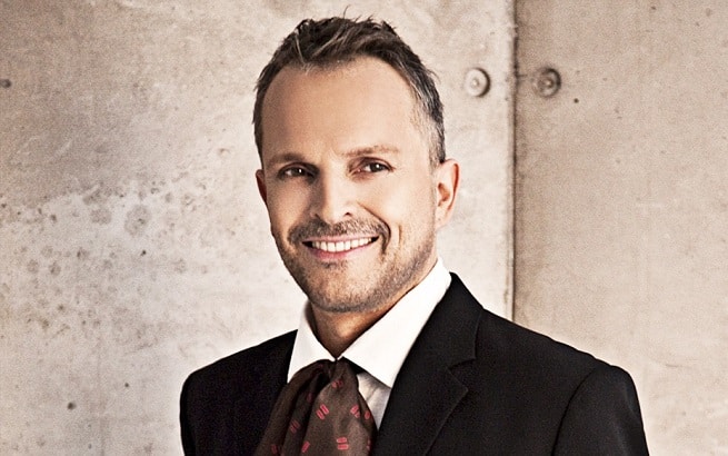 Miguel Bosé en el precipicio: su novio le denuncia y le saca del armario