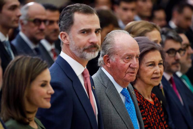 Don Juan Carlos toca fondo y doña Sofía acude en su ayuda