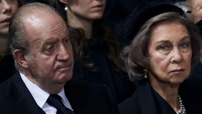 Última Hora: El extraño comportamiento de doña Sofía y don Juan Carlos que ha disparado todas las alarmas