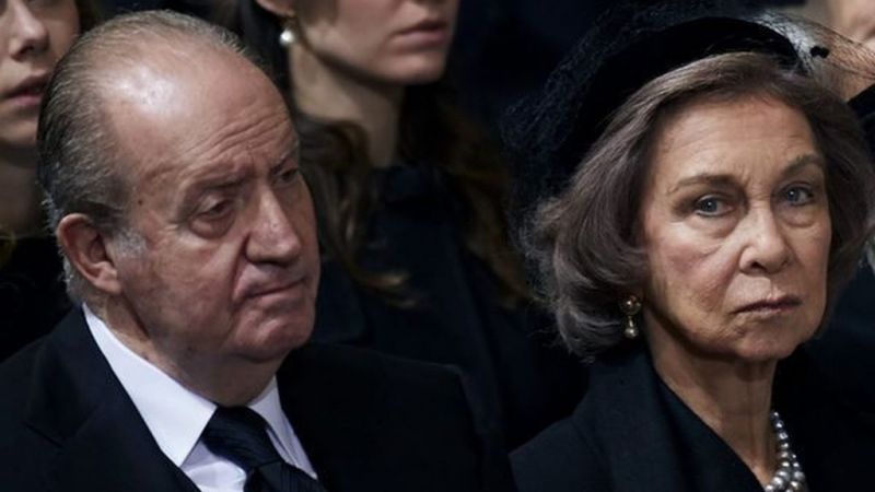 Don Juan Carlos y doña Sofía reciben una puñalada de un sobrino muy desleal