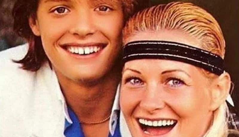 Luis Miguel de niño con su madre
