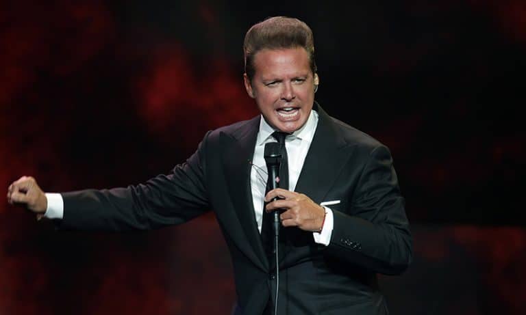 Luis Miguel se pone violento con sus músicos y la lía en un concierto (Incluye vídeo)