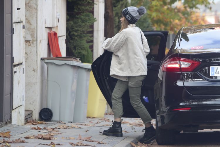 Aitana entrando en casa de sus futuros suegros, Ana Duato y Miguel Bernardeau senior