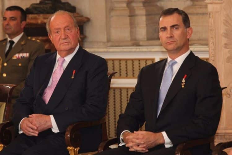 juancarlosfelipeabdicacion Don Juan Carlos y doña Sofía, víctimas de un cruel ataque en su peor momento