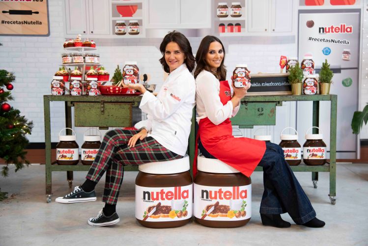 Irene Rosales y Samantha Vallejo-Nagera con Nutella