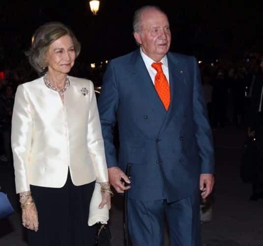 Última Hora: El extraño comportamiento de doña Sofía y don Juan Carlos que ha disparado todas las alarmas