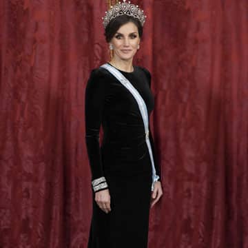 A examen los trapitos de Letizia: del traje bata algo ñoño a la perfección extrema