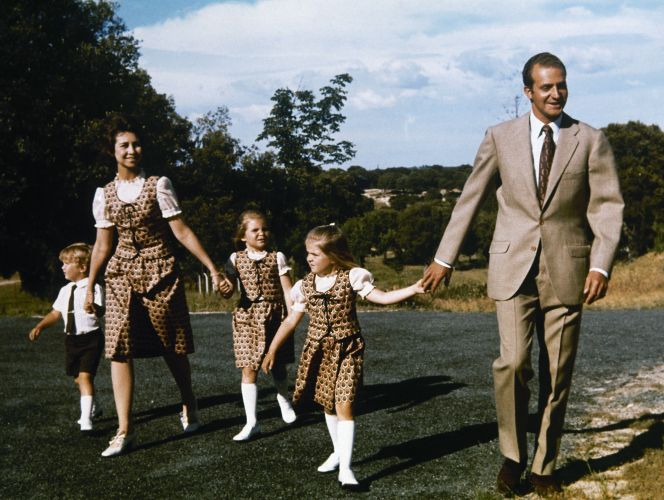 rey Juan Carlos y reina Sofía con sus hijo