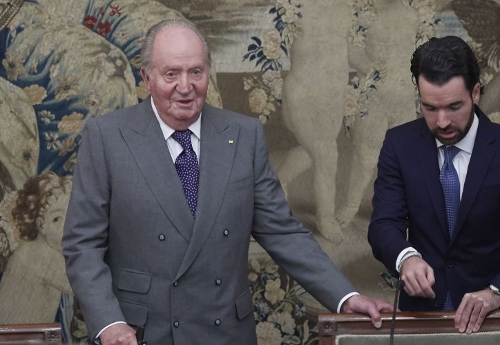 Don Juan Carlos tras pronunciar un discurso