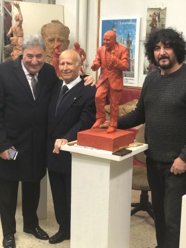 Dificultades para erigir una estatua en honor de Chiquito de la Calzada