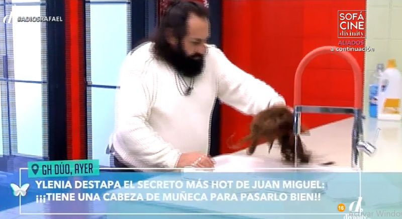 Juan Miguel lavando la muñeca supuesta