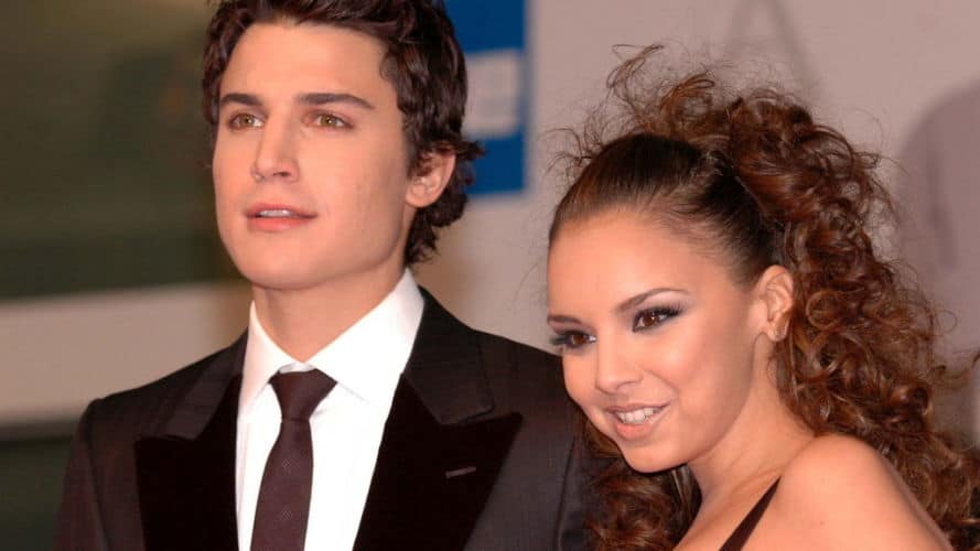 Álex González y Chenoa.