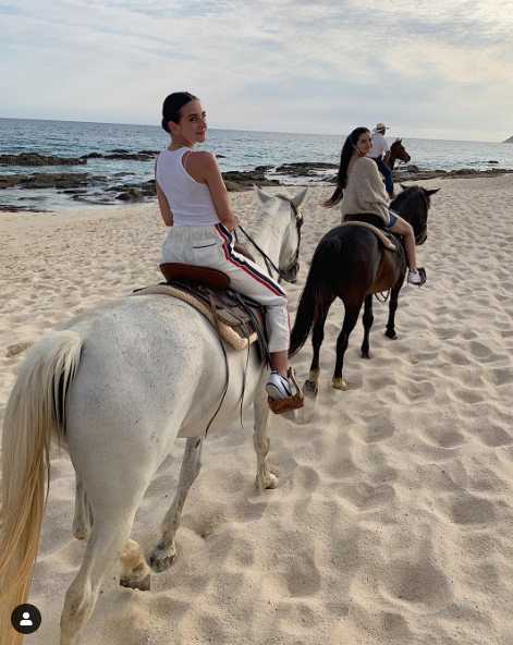 Selena Gómez montando a caballo.
