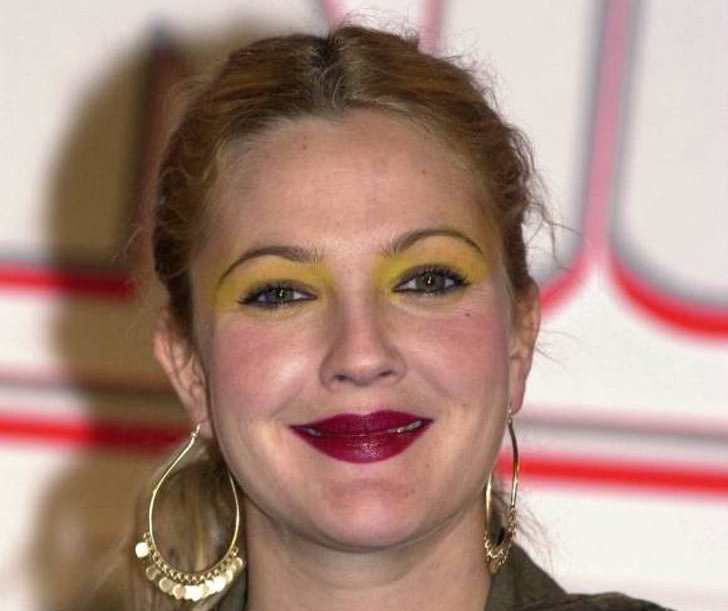 Drew Barrymore con exceso de maquillaje.