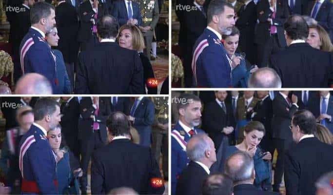 La Reina Letizia se retoca en la recepción.
