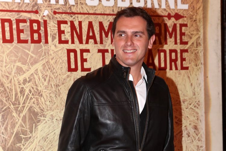 Albert Rivera posando para la prensa