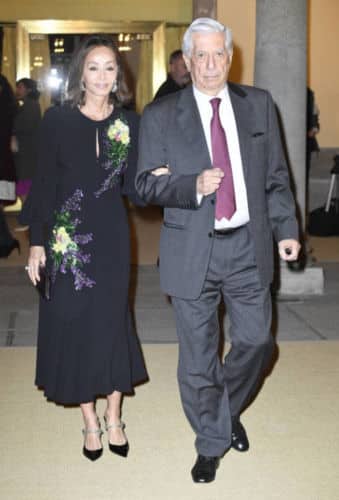 Los impresionantes pendientes de Isabel Preysler que dejan a Letizia boquiabierta (y que tú no vas a poder comprar) Isabel Presyler y Mario Vargas Llosa.
