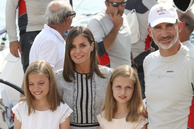 Felipe VI animado en las regatas por Letizia, Leonor y Sofía.