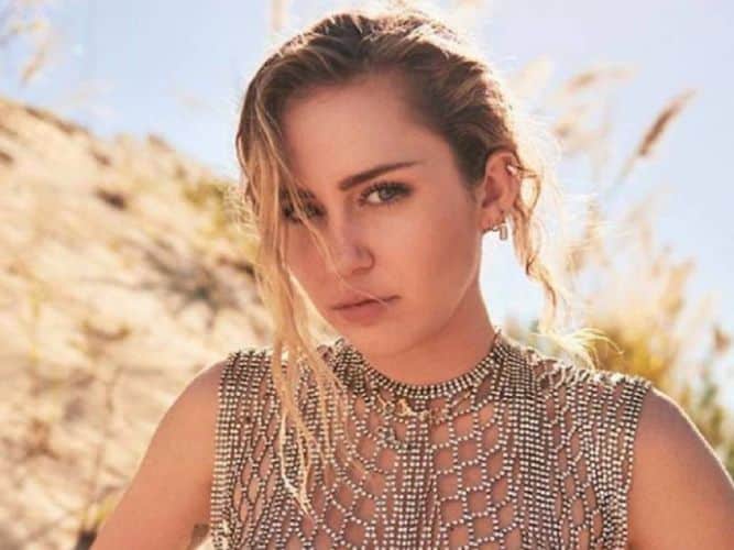 El sensual posado de Miley Cyrus en la playa como su madre la trajo al mundo