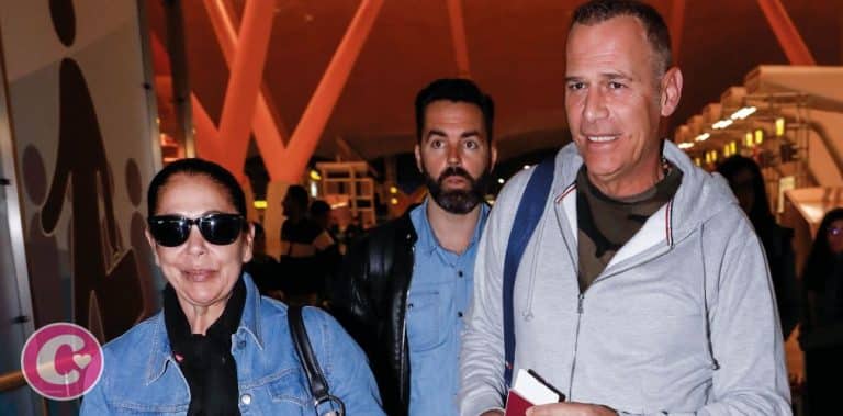 Isabel Pantoja y Carlos Lozano, confidencias en el aeropuerto con destino Honduras