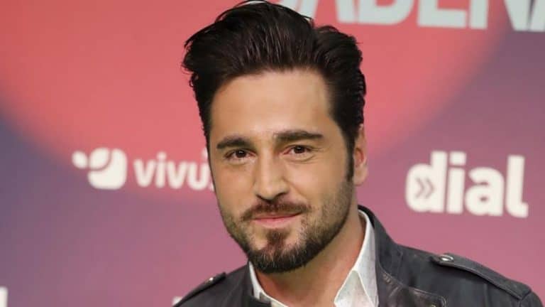 David Bustamante canta en medio de un avión para Anabel Alonso