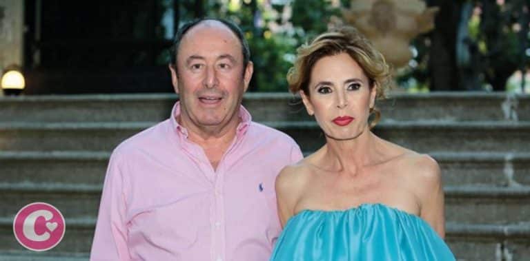 La felicidad de Luis Miguel Rodríguez y Ágatha Ruiz de la Prada en su primer aniversario