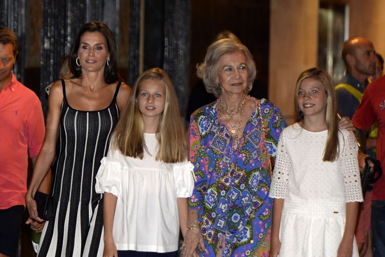 Bomba: Don Juan Carlos y la infanta Elena huyen de Letizia como alma que lleva al diablo