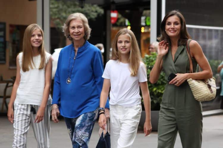 Doña Sofía, muy preocupada por el delicado estado de salud de un familiar