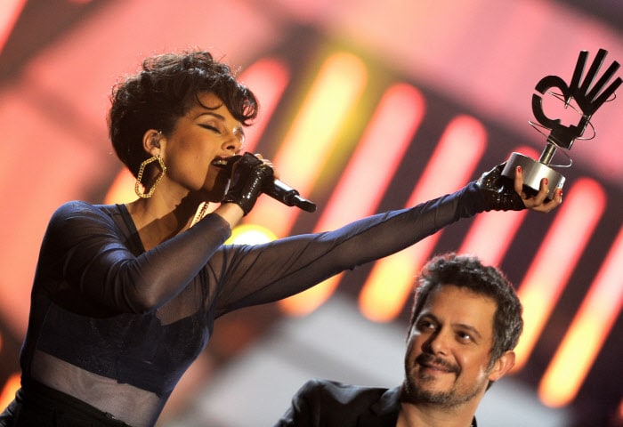 Alicia Keys y Alejandro Sanz durante una actuación