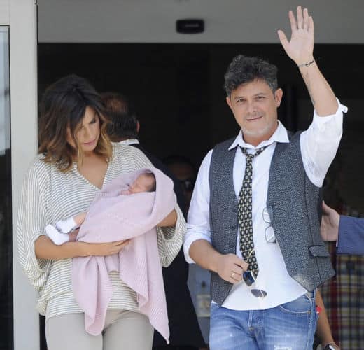 Alejandro Sanz y Raquel Perera tras el nacimiento de su hija Alma