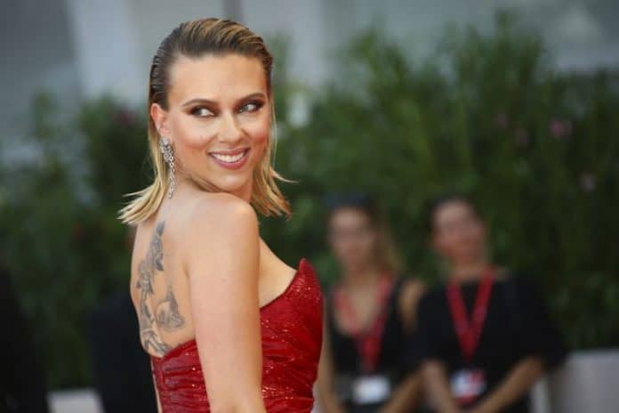 Scarlett Johansson en el festival de Venecia con su pelo wet look