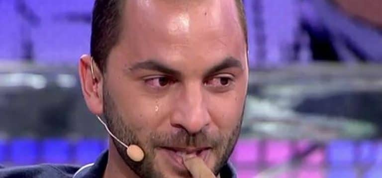 Antonio Tejado totalmente abatido saca fuerzas para consolar a su madre en el entierro de su padre