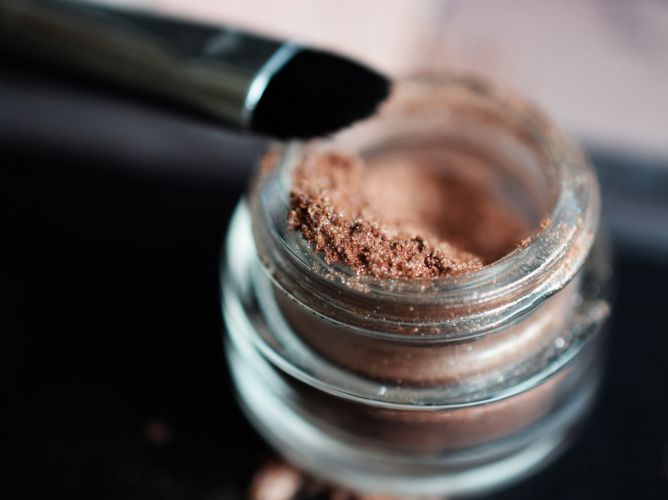Difumina bien el colorete y utiliza tonos nude o melocotón