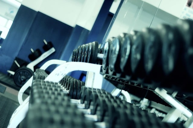 pesas en el gimnasio