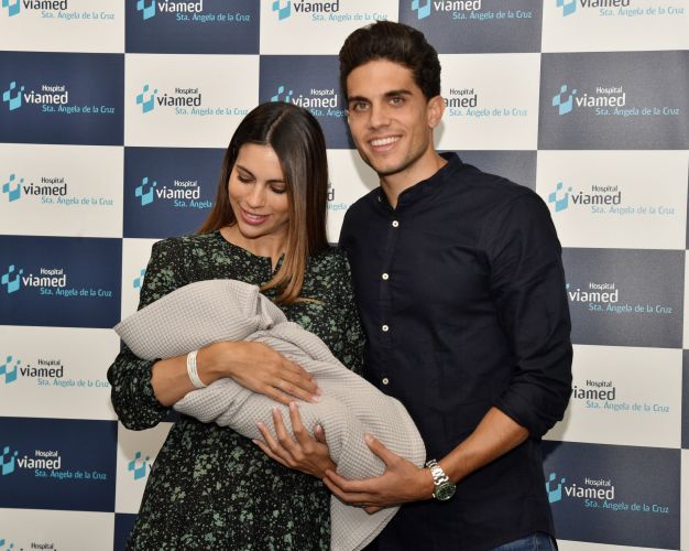 Marc Bartra y Melissa Jiménez presentan en Sevilla a su tercer hijo