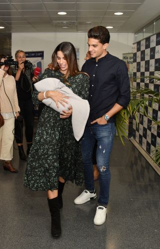 Marc Bartra y Melissa Jiménez presentan en Sevilla a su tercer hijo