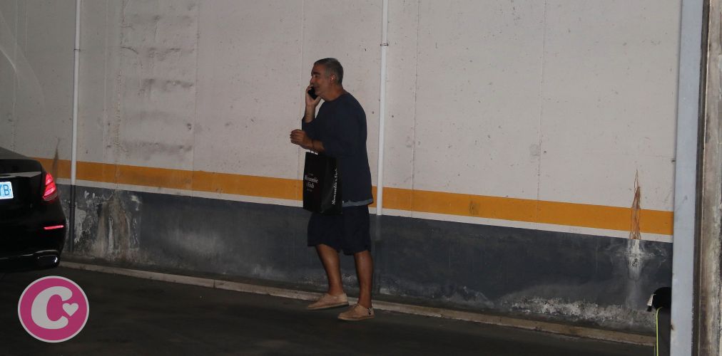 Primicia: Primeras fotos de Kiko Rivera y Agustín Pantoja viendo a doña Ana, ingresada de urgencia