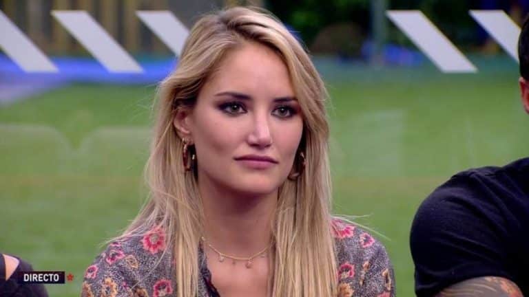 Alba Carrillo confiesa estar enamorada de Santi Burgoa y habla de su primera cita