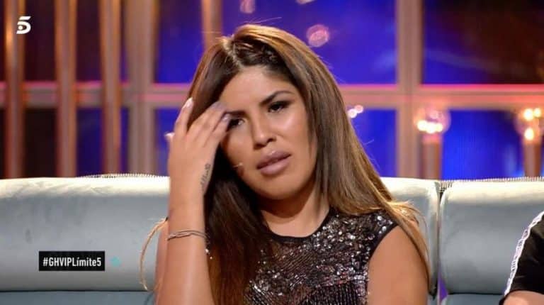 Isa Pantoja, hundida. Su madre le da la espalda una vez más.