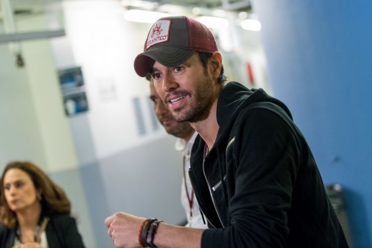 Enrique Iglesias se reconcilia finalmente con su padre