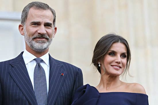 Imagen escandalosa: Letizia y Felipe, con mascarillas en el Palacio Real