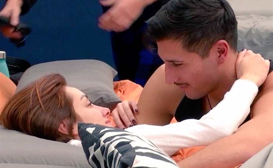 Adara y Gianmarco se besan en la cama y confirman su montaje