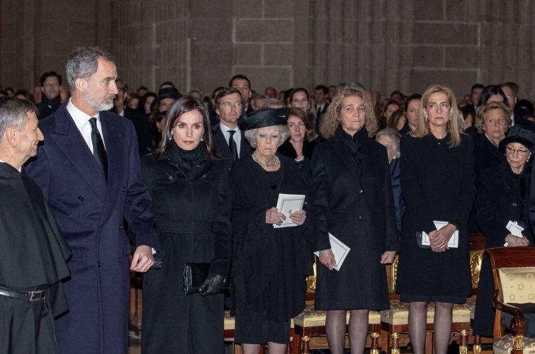 reina letizia rey felipe infantas elena y cristina infanta pilar