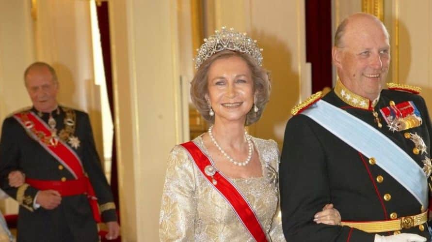 Alta traición: la reina Sofía descubre que el rey Juan Carlos tonteaba con su hermana